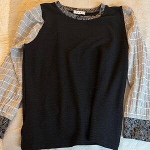 Women's Black and Gray Knit Top
